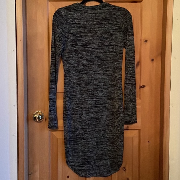 Wilfred Aritzia Grey Black V neck Long Sleeve Stretch Dress, Scoop hem size M - Picture 2 of 3